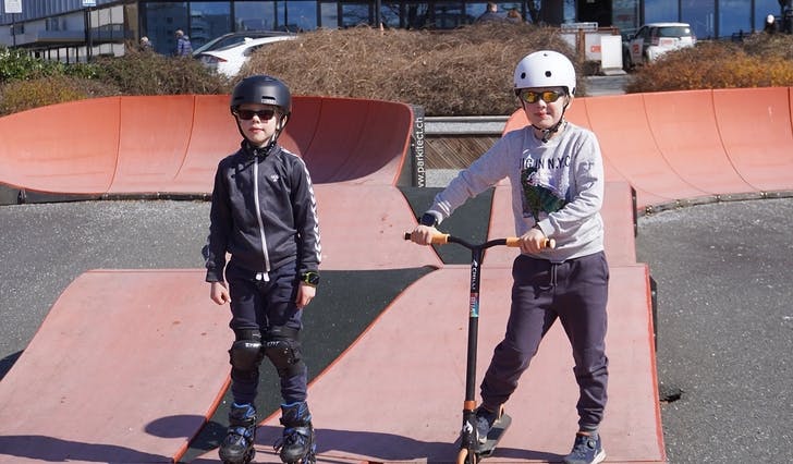 Johan (6) og storebroren Ole (8) testa både rulleskøyter og sparkesykkel i Os sentrum i dag. (Foto: Elin Johnsen)