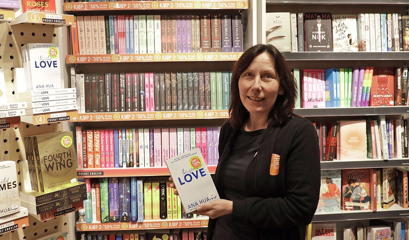 Butikksjef Anne-Christin Aasen fortel at engelskspråkleg skjønlitteratur óg sel godt. (Foto: Marie Kroka)