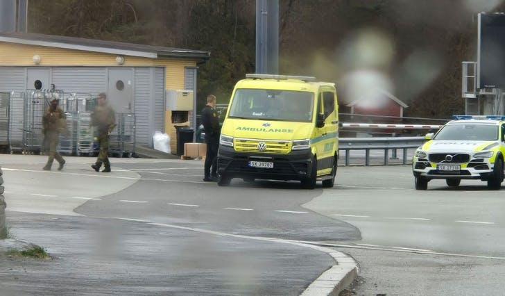 Politi og ambulanse rykte ut til Halhjem i går. (Foto: tips@midtsiden.no)