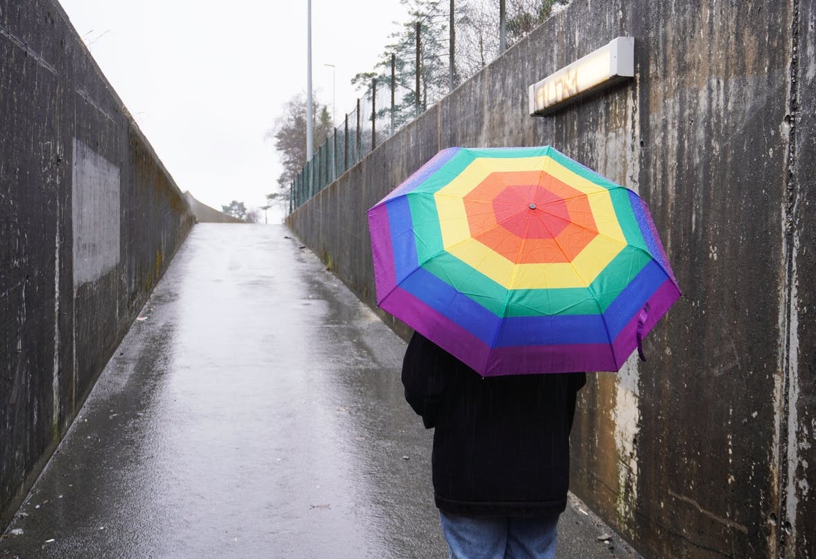 Eit born opplevde nær busstoppet ved AMFI at ein ungdomsgjeng spytta på denne paraplyen og bornet som gjekk med den. (Foto: Susann Haukeland Børnes)
