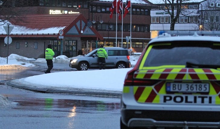 I starten, då trafikken var låg, vandra UP rundt i rundkøyringa for å stoppa dei få som kom. (Foto: Kjetil Vasby Bruarøy)