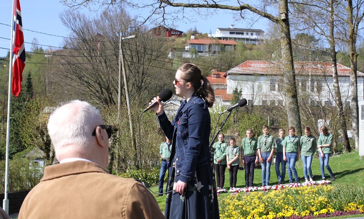 Isabell Renee Aase song "Til Ungdommen", KFUK-KFUM-speidarene la ned blomar på kyrkjegarden (foto: AH)