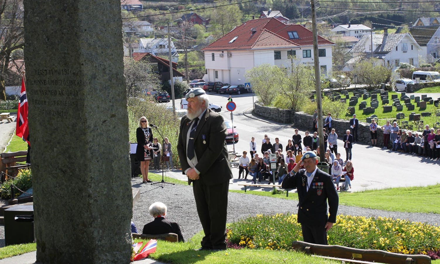 Terje Hatvik la ned krans på vegen av veteranane (foto: AH)