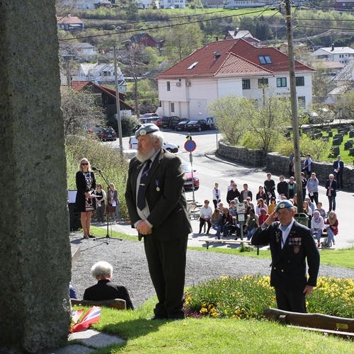 Terje Hatvik la ned krans på vegen av veteranane (foto: AH)
