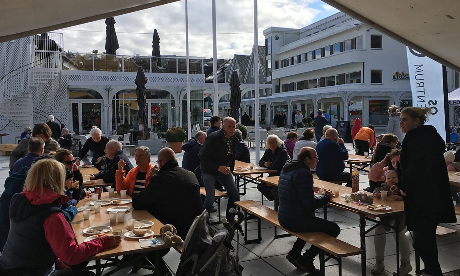 Vårsleppet starta tradisjon tru med gratis frukost på Torget. (Foto: KVB)