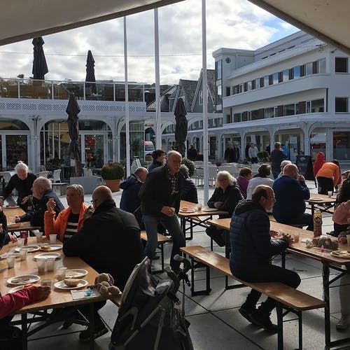 Vårsleppet starta tradisjon tru med gratis frukost på Torget. (Foto: KVB)