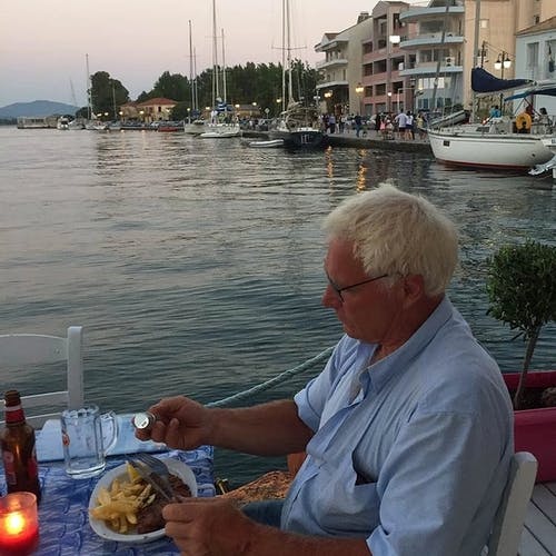 Kapteinen nyter eit måltid i vakre Preveza. (Foto: Privat)