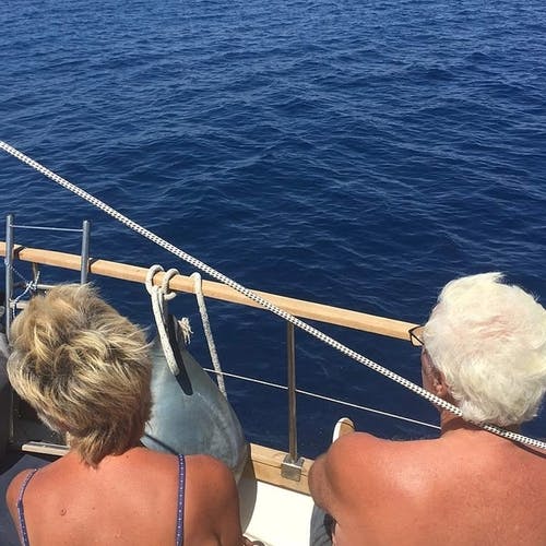Henry og Anne Elisabeth nyter utsikta frå båten. (Foto: Privat)