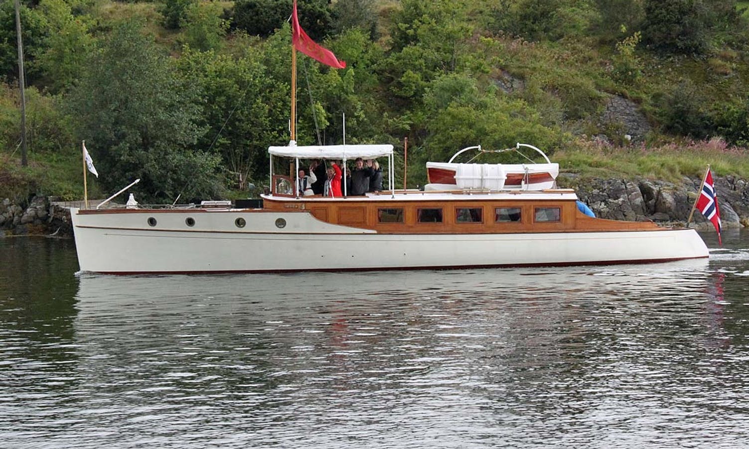 Denne staselege båten, M/Y Faun, fann vegen til Søre Øyane laurdag. (Foto: KML)