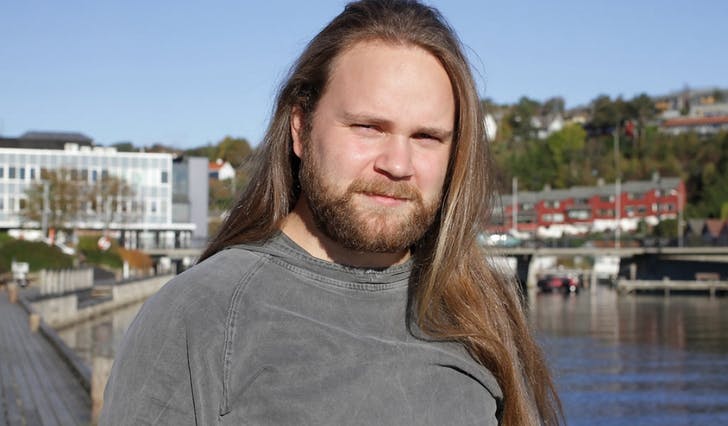 Eirik Strønen Søfteland speler inn musikk i Oslo og bur i Bergen, men er ofte heime i Os. I morgon reiser han på ferie til Costa Rica. (Foto: Kjetil Vasby Bruarøy)