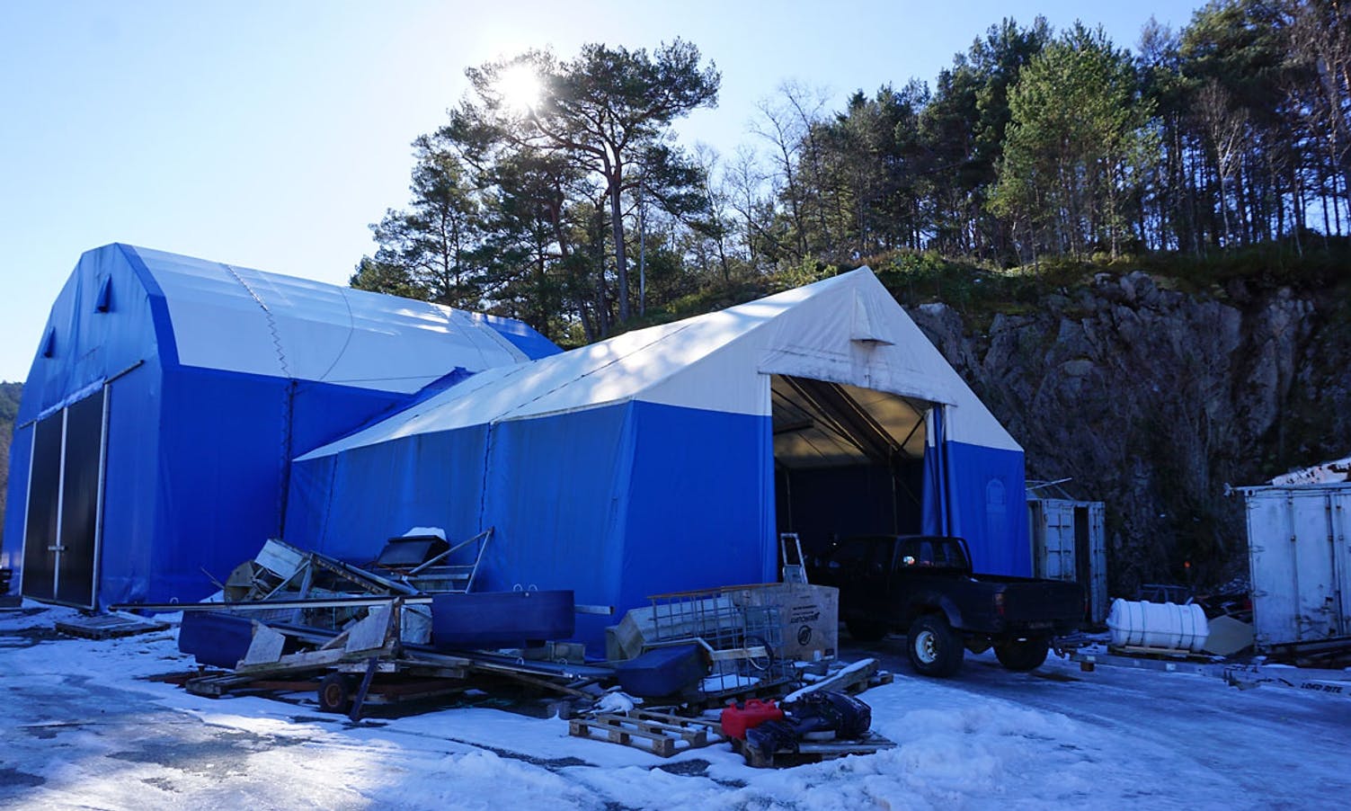 Fjellet bak telta skal sprengast vekk, ny verkstadhall skal byggast. (Foto: KVB)