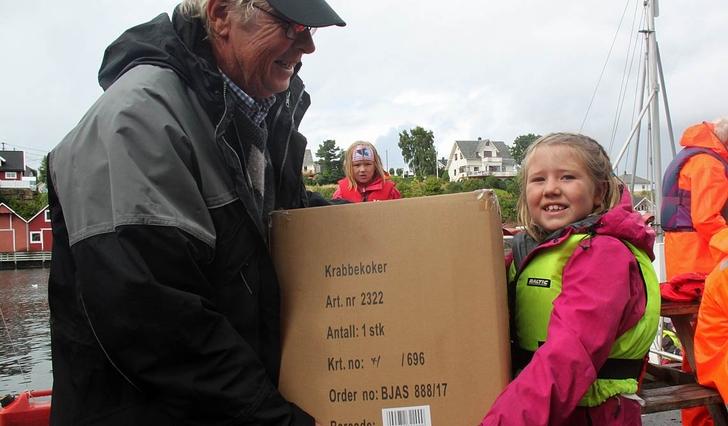 Lena Lekven kunne ta heim både 3. premien i klassen under 10 år + årets hovedpremie, ein krabbekokar. (Foto: Kari Marie Austevoll Lyssand)
