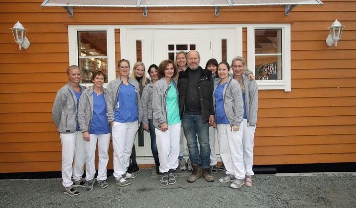 Eva-Kristin og Nils Brynjulv saman med dei andre veterinærane og dyrepleiarane ved nye Os Dyreklinikk i dag. (Foto: Kari Marie A. Lyssand)