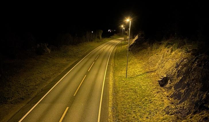 Politiet hadde fartskontroll i 80-sona på Halhjemsvegen laurdag kveld. (Foto: Kjetil Vasby Bruarøy)