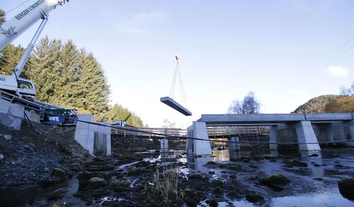 I dag blei betongelementa til oppgradert bru over Tømmernes løfta på plass. (Foto: Kjetil Vasby Bruarøy)