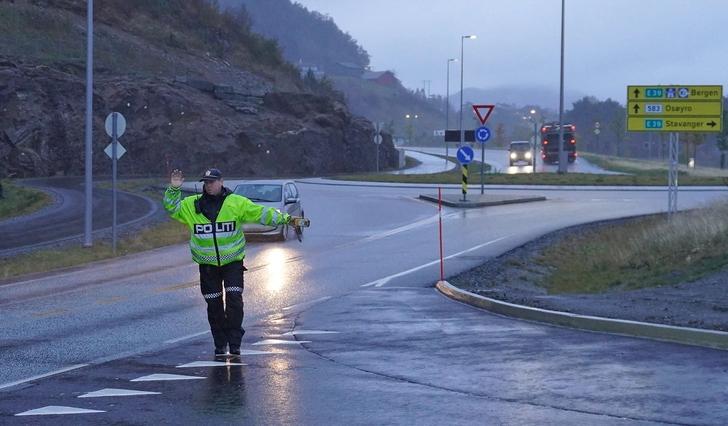 UP brukte avkøyrsla til vegvesenet sitt kontrollfelt i Kolskogen til å kontrollera bilførarane i morgontimane i dag. (Foto: Kjetil Vasby Bruarøy)