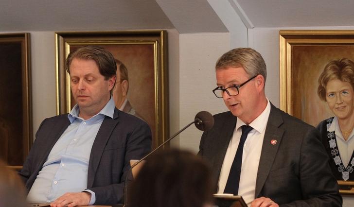 Kommunedirektør Arild McClellan Steine og ordførar Terje Søviknes under møtet i mai. (Foto: Susann Haukeland Børnes)