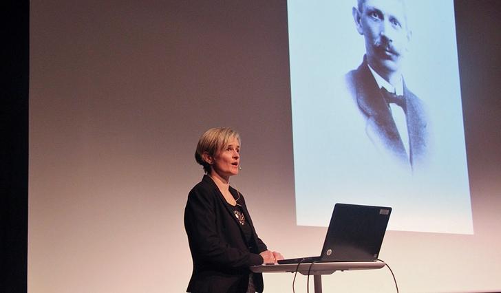 Mari Lyssand snakka om Nils Tveit på Senioruniversitetet måndag (foto: Kari Marie Lyssand)