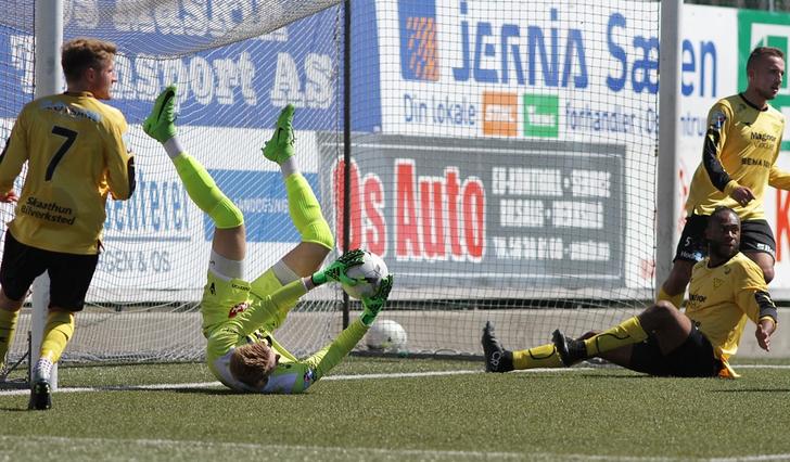 Os skapte mange sjansar i første omgang, som vanleg. Her i 25. minutt, avblåst for offside. (Foto: KVB)