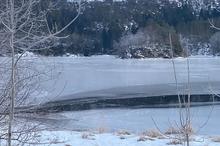Der bekkar renn inn eller ut, som Kvernelva i Hegglandsvatnet i dag, er isen ofte tynnare og svakare. (Foto: Kjetil Vasby Bruarøy)