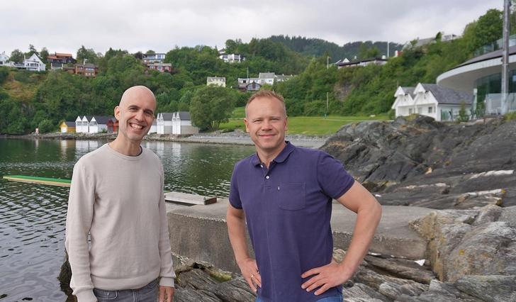 Redaktørane Jostein Halland og Kjetil Vasby Bruarøy på synfaring i Mobergsvikjo i dag. (Foto: Susann Haukeland Børnes)