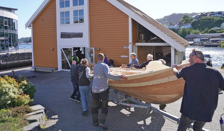 KORTREIST: Båten blei tysdag ettermiddag trilla for hand frå «fabrikk» til kunde. (Foto: Kjetil Vasby Bruarøy)