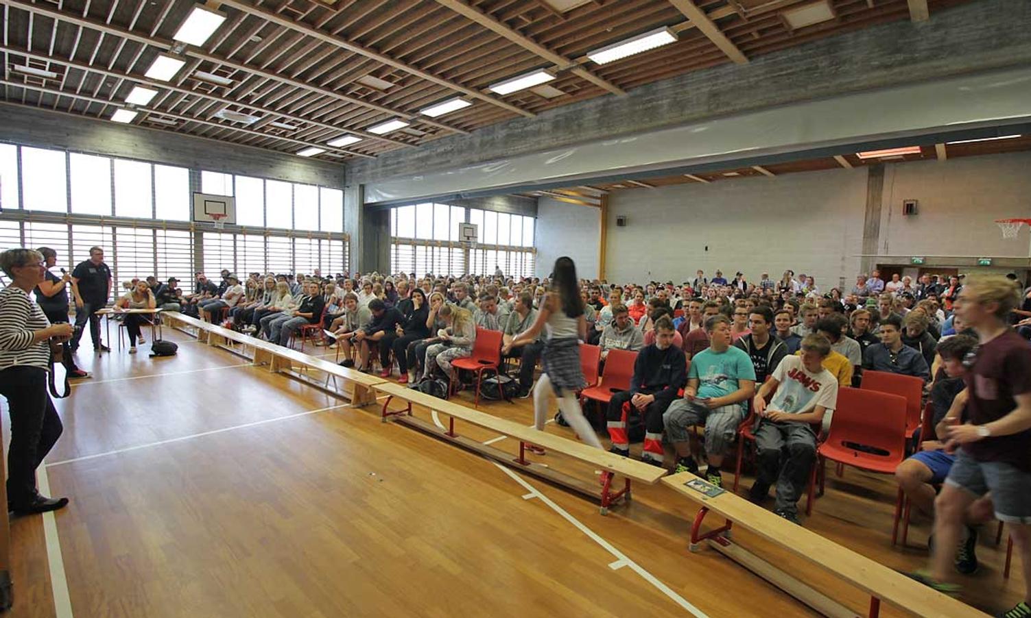 VGS-elevane hadde debatten der det allereie var rigga, på gymnaset. (Foto: KVB)