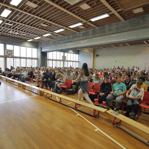 VGS-elevane hadde debatten der det allereie var rigga, på gymnaset. (Foto: KVB)