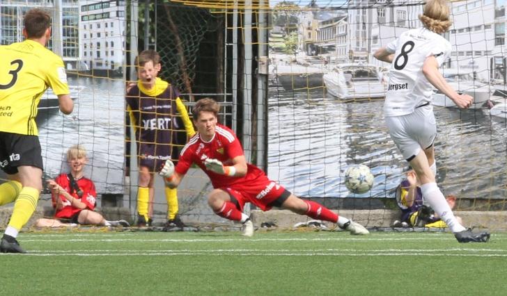 Kasper Færøvik redda straffe på stillinga 1-0 i 14. minutt. Han fekk òg litt å henga fingrane resten av kampen. (Foto: Kjetil Vasby Bruarøy)