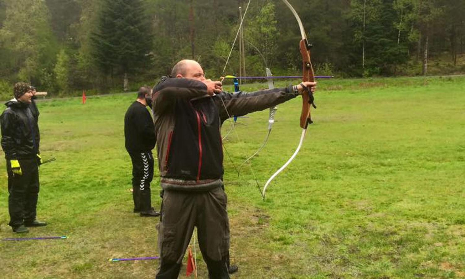 Stein Ruben Larsen er betre å skyta med boge enn med hagle.  (Privat foto)