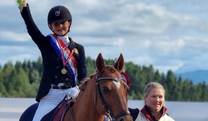 En seirende rytter: Medlemmer i Moldegaard Rytterspotsklubb og Lysøen rideklubb tok flere seiere. Ingse Hagevik (på bildet) tok førsteplassen i Kretsmesterskap Junior/ Unge Ryttere.