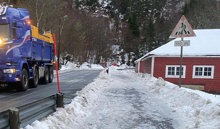 Strønevegen under salting 18. desember i fjor. (Foto: Kjetil Vasby Bruarøy)