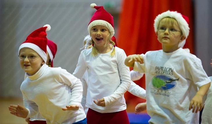 Glade barn på juleoppvisning (foto: Wim Hetland)