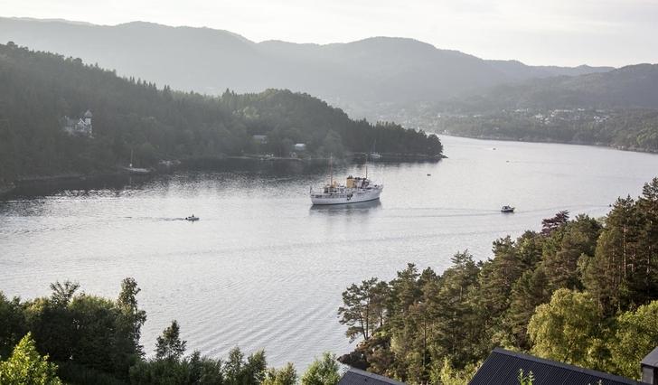 Kongeskipet vitja laurdag kveld Lysefjorden (foto: Mette Midtseter)