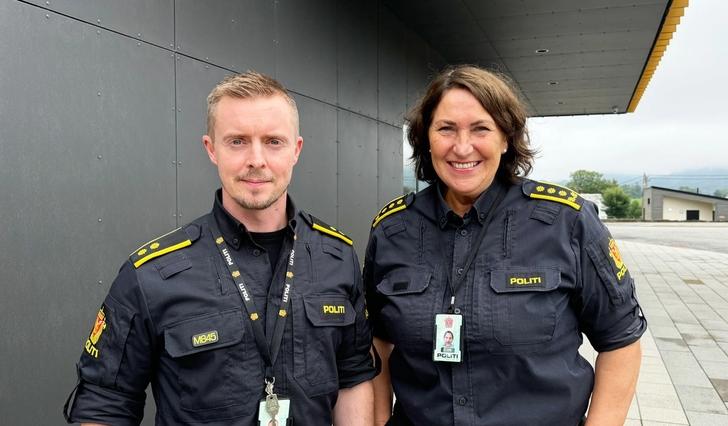 Thomas Evensen Juulseth og Anne Lyssand ønskjer alle innbyggarane god sommar frå politiet. (Foto: Susann Haukeland Børnes)