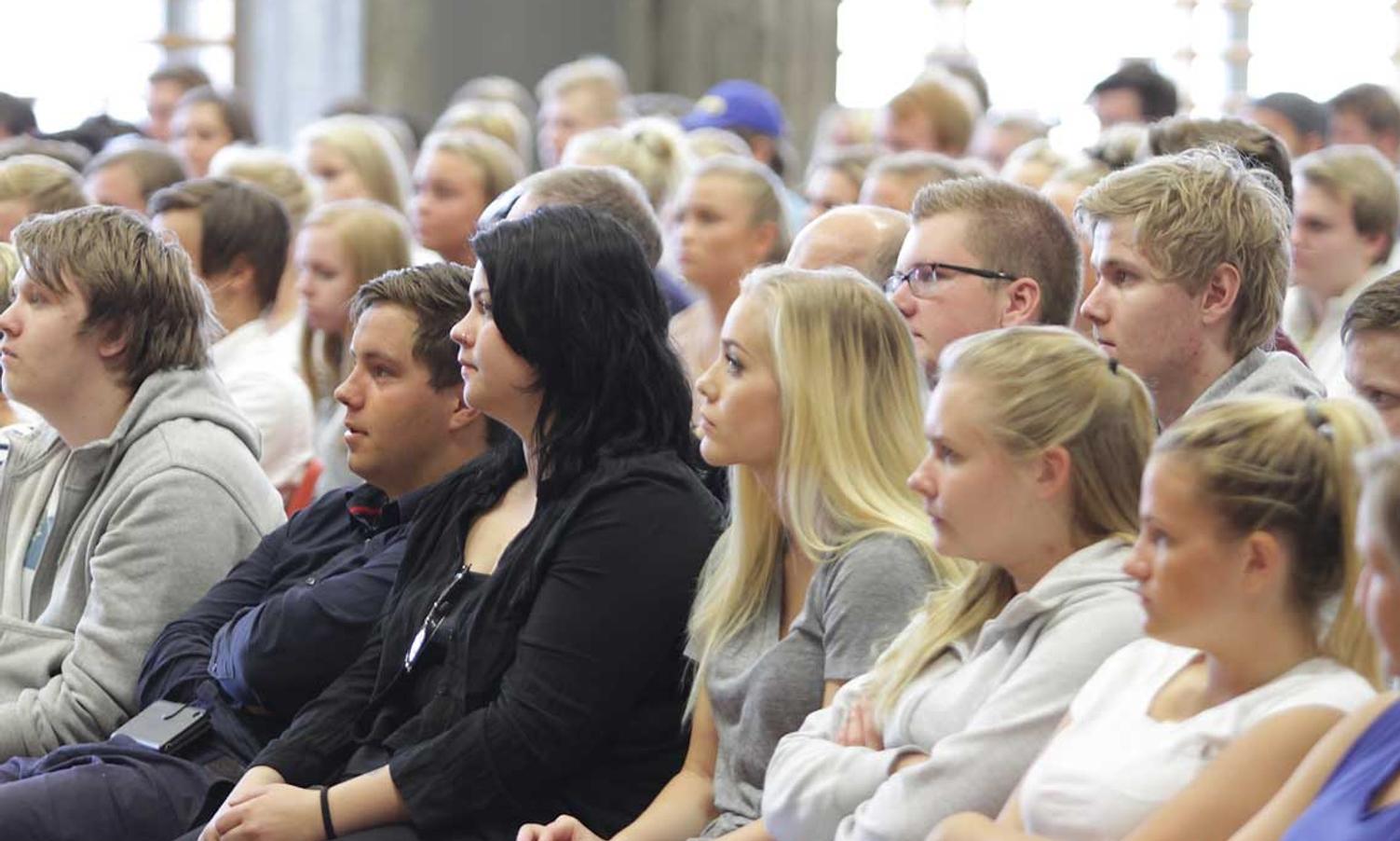 Elevane lytta og lo på dei rette plassane. (Foto: KVB)