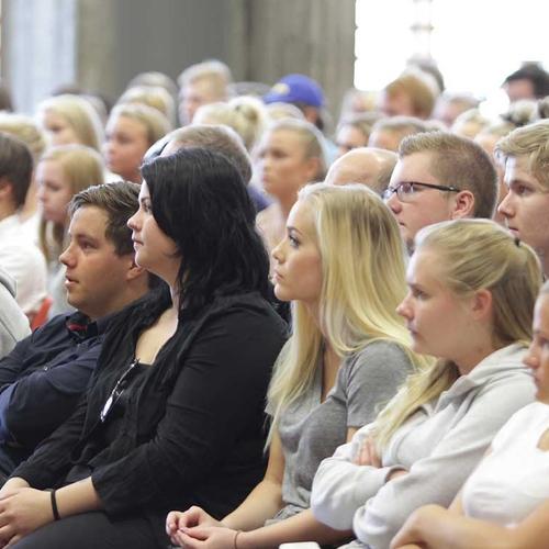 Elevane lytta og lo på dei rette plassane. (Foto: KVB)