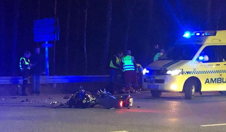 Motorsykkelen fekk store skader i samanstøyt med bil i krysset mellom Idrettsvegen og Byvegen i kveld. (Foto: Kjetil Vasby Bruarøy)