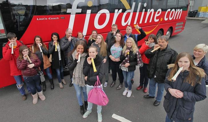 Dei fleste i reisefølgjet dukka feststemte opp på Amfisenteret for avreise i dag, nokre andre skal plukkast opp på veg til Bergen. (Foto: Kjetil Vasby Bruarøy)