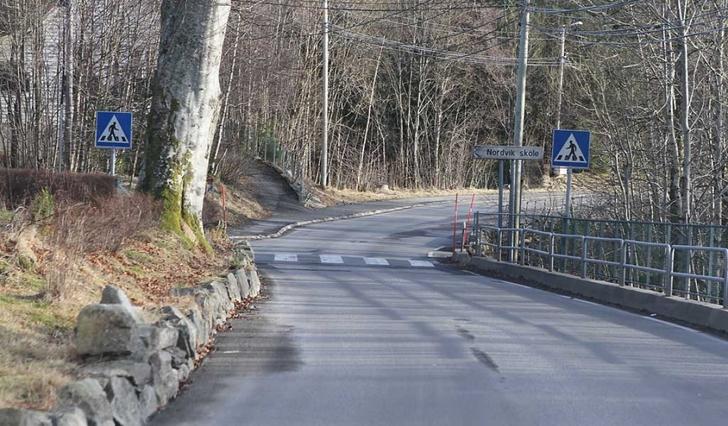 Kvinna blei forbikøyrd i 30-sona ved den nedlagte skulen. (Arkivfoto: Andris Hamre)