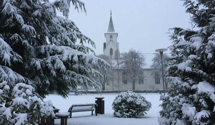 Det blir julegudstenester i år òg, men med restriksjonar, fortel sokneprest, Roar Hallesby Evjedal. Her ei snødekt Os kyrkje frå tidlegare år. (Arkivfoto: KVB)