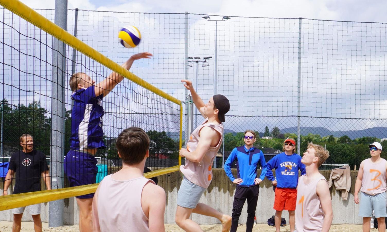 Sandvolleyball: Hundre venar i heftige duellar