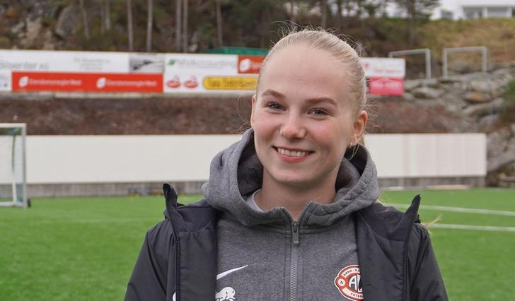 Linnea Sælen, her då ho besøkte Søre Neset sine jenter etter EM-kvalifiseringa i april. (Foto: Elin Johnsen)