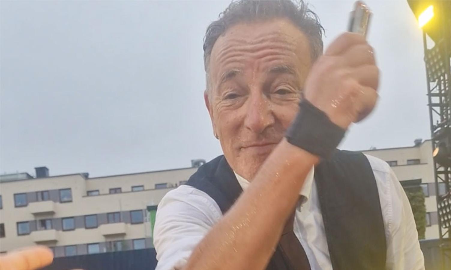 Her gir Bruce Springsteen munnspelet sitt til Yvonne 