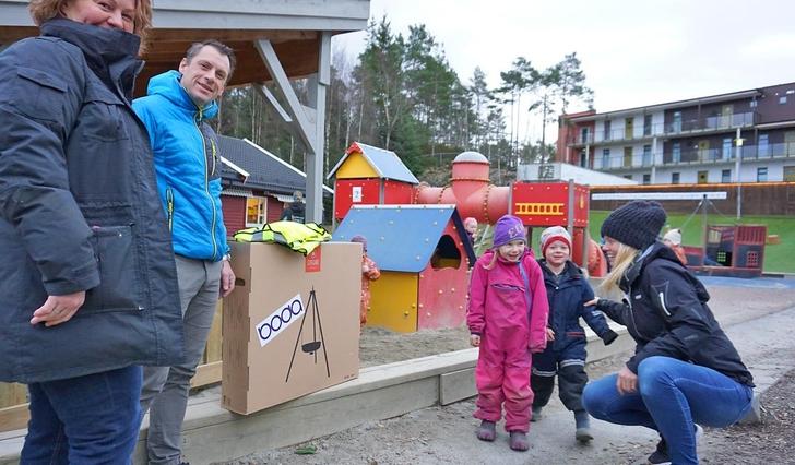 Linda og Kjetil frå Bergen Byggplan og BODA delte ut fire bålpanner i dag. (Foto: Kjetil Vasby Bruarøy)