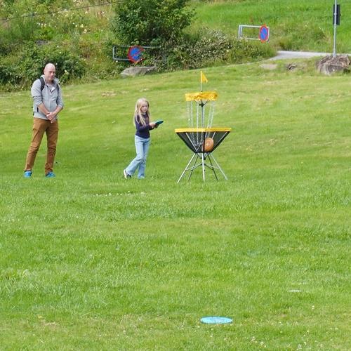 Gøy med frisbeegolf. (Foto: Elin Johnsen)