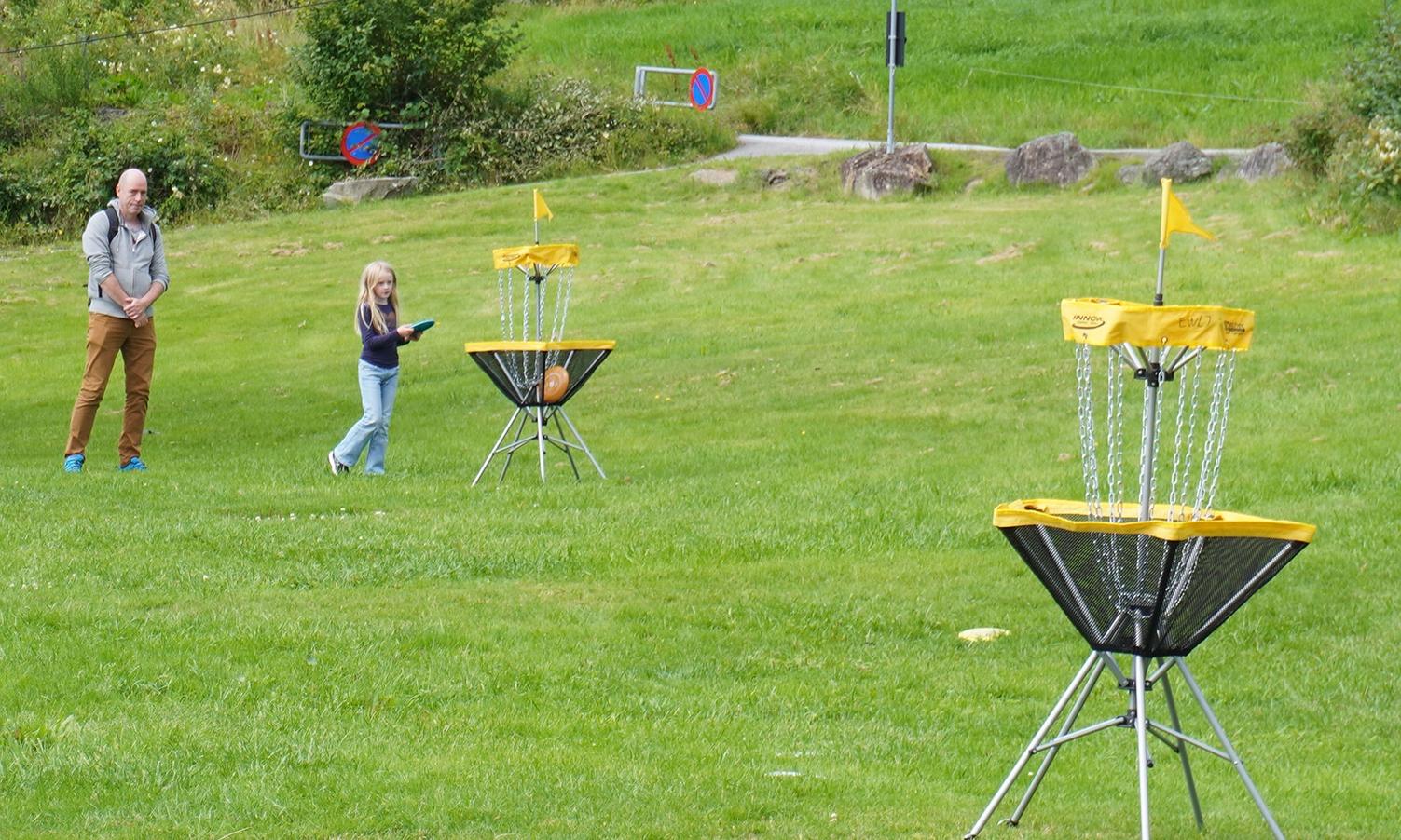 Gøy med frisbeegolf. (Foto: Elin Johnsen)