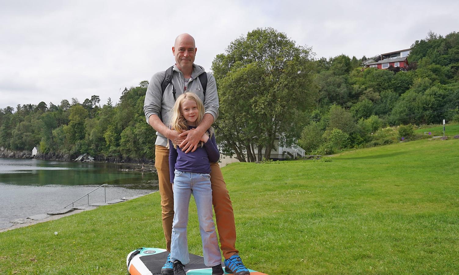 Sandra Løland (7) og pappa Jan Tore var dei aller første på plass og ville testa både SUP og frisbeegolf. (Foto: Elin Johnsen)