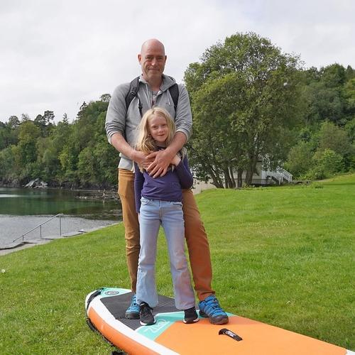 Sandra Løland (7) og pappa Jan Tore var dei aller første på plass og ville testa både SUP og frisbeegolf. (Foto: Elin Johnsen)