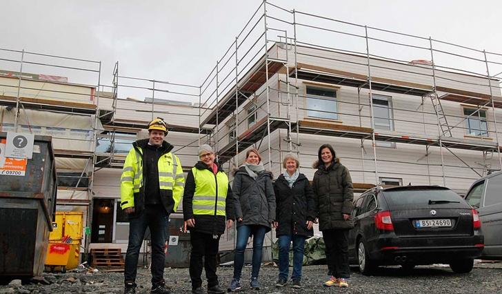 Prosjektleiar frå Malthus, Bjørnar Gilje, tok med seg byggekomitéen med Ranveig Klingsheim, Silje L. Soldal, Liv Bente Turøy og Nina Farsund og Midtsidens utskremte på synfaring. (Foto: Cathrin Valestrand)